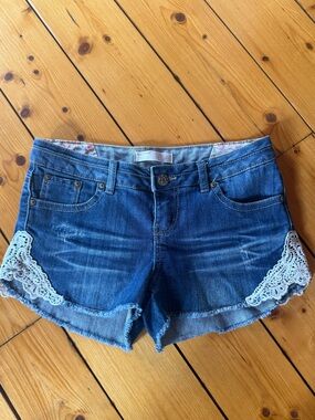 No Boundaries Lace Trimmed Shorts Size 7